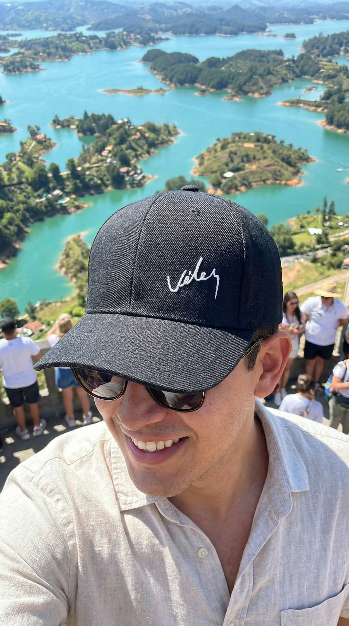 🎄La Más Vendida en Colombia🔥 – GORRAS BORDADO VÉLEZ + ¡Lleva 3 y Paga Solo 2! 🎁